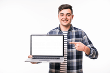 foto de un joven con una laptop y señalando a la pantalla